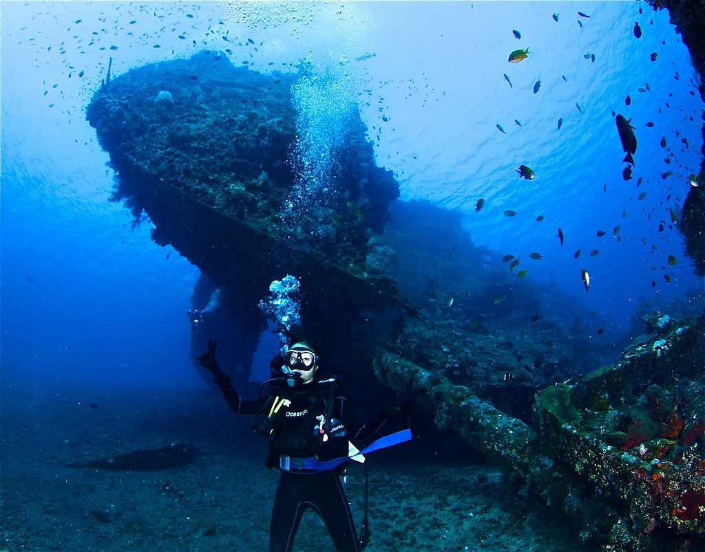Bali Dive Resort - Tulamben Kubu - Liberty Wreck and Diver