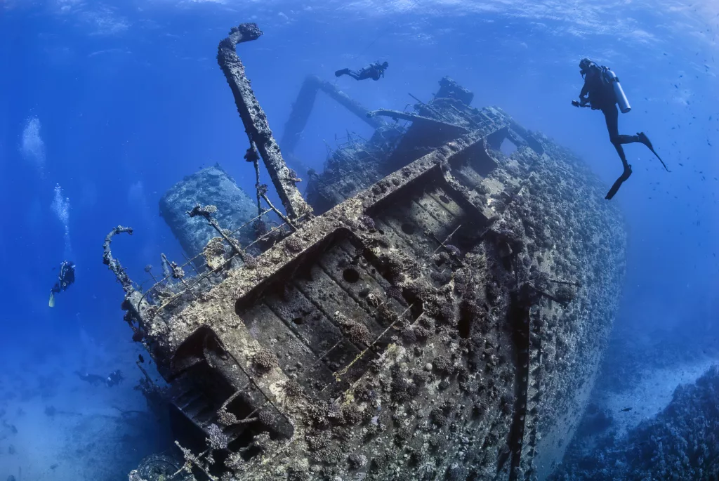 diving in the shipwreck dive sites